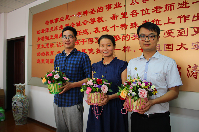 做好学生引路人  郑州99中举行第33个教师节表彰大会
