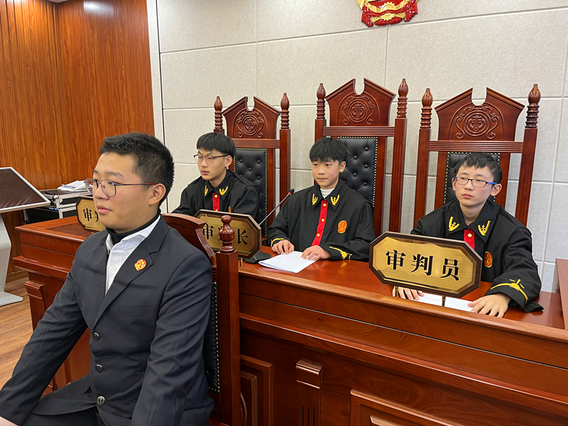 让学生“开庭”学法 ——郑州99中模拟法庭进校园